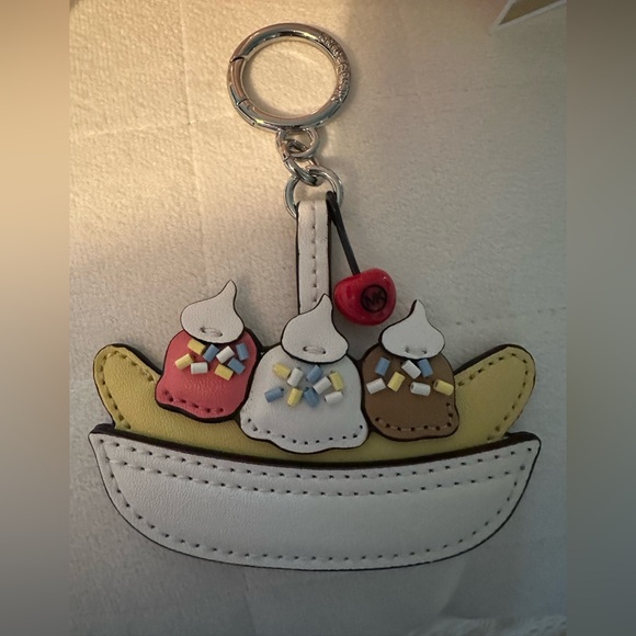 Michael Kors Blush Card Holder with Banana Keychain - Picture 9 of 9